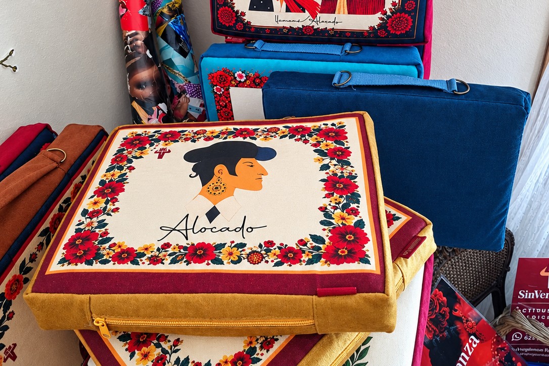 Almohadilla Alocado de Sinvergüenza con estampado floral y reverso de terciopelo mostaza