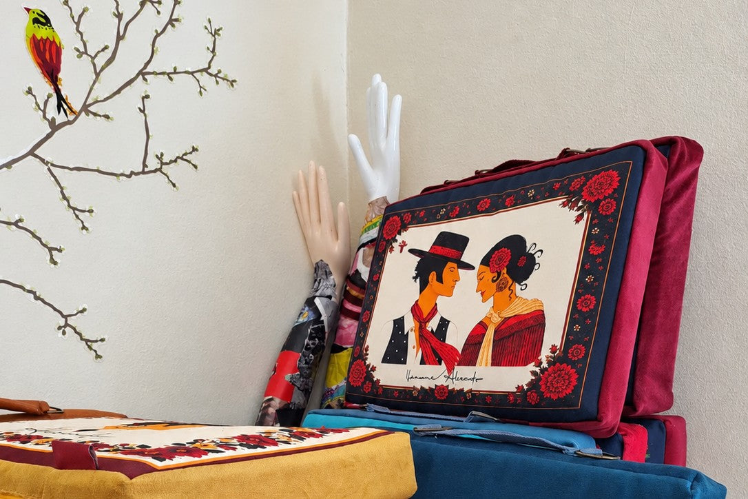 Almohadillas Llámame Alocado y Alocado apiladas en terciopelo mostaza, granate y azul