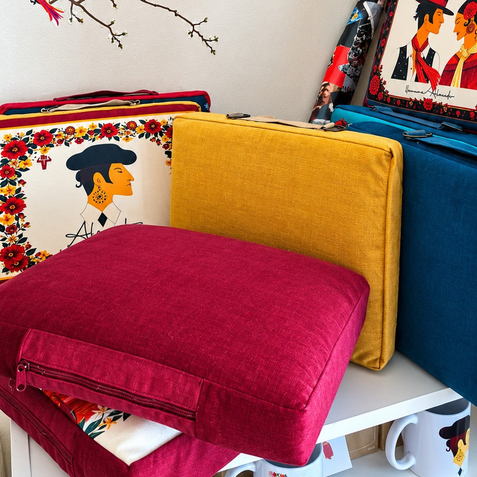 Reversos de terciopelo granate, mostaza y azul de las almohadillas Alocado