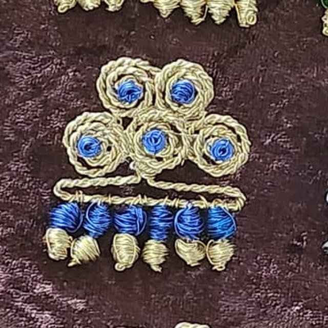 Pendientes de alambre Una de Belén, dorado y azul