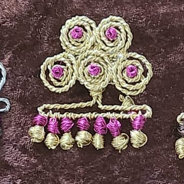 Pendientes de alambre Una de Belén, dorado y fucsia