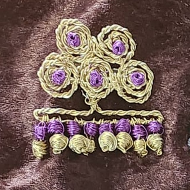 Pendientes de alambre Una de Belén, dorado y morado