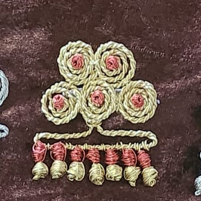 Pendientes de alambre Una de Belén, dorado y rojo