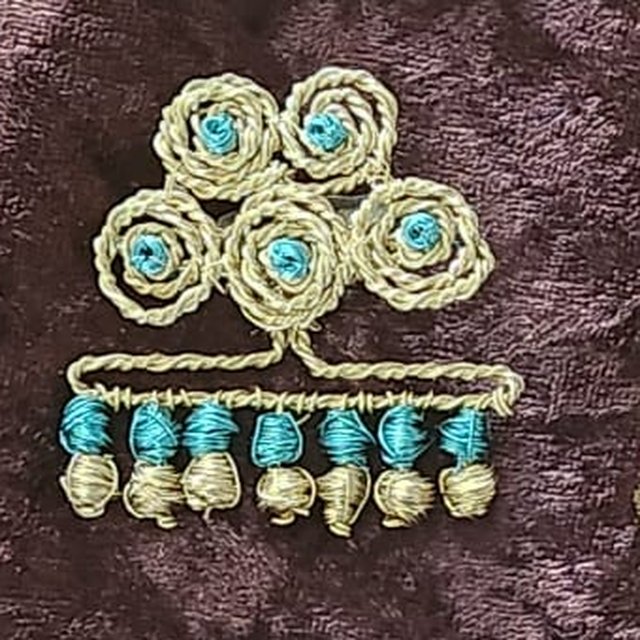 Pendientes de alambre Una de Belén, dorado y turquesa