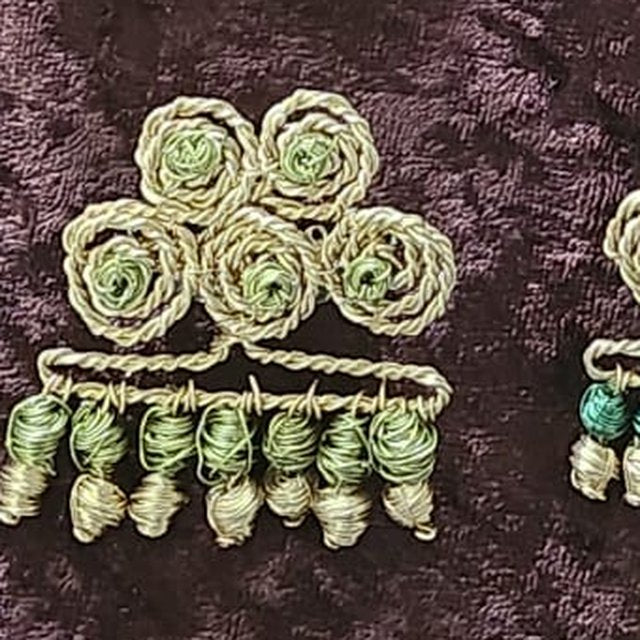 Pendientes de alambre Una de Belén, dorado y verde pistacho