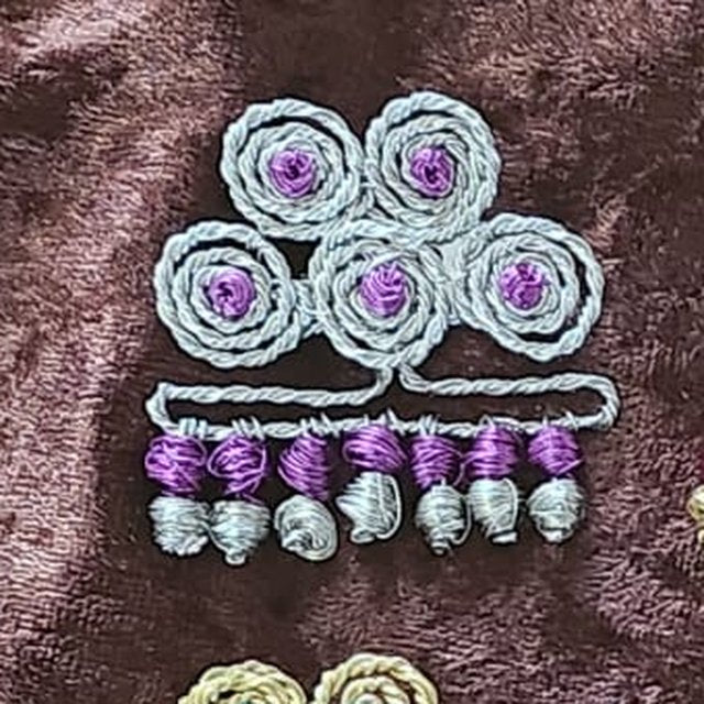 Pendientes de alambre Una de Belén, plata y morado