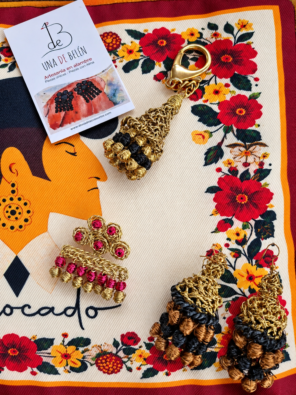Llavero con mosquetón, broche dorado con cuentas fucsia y pendientes de cono dorado, negro y cobre, Una de Belén