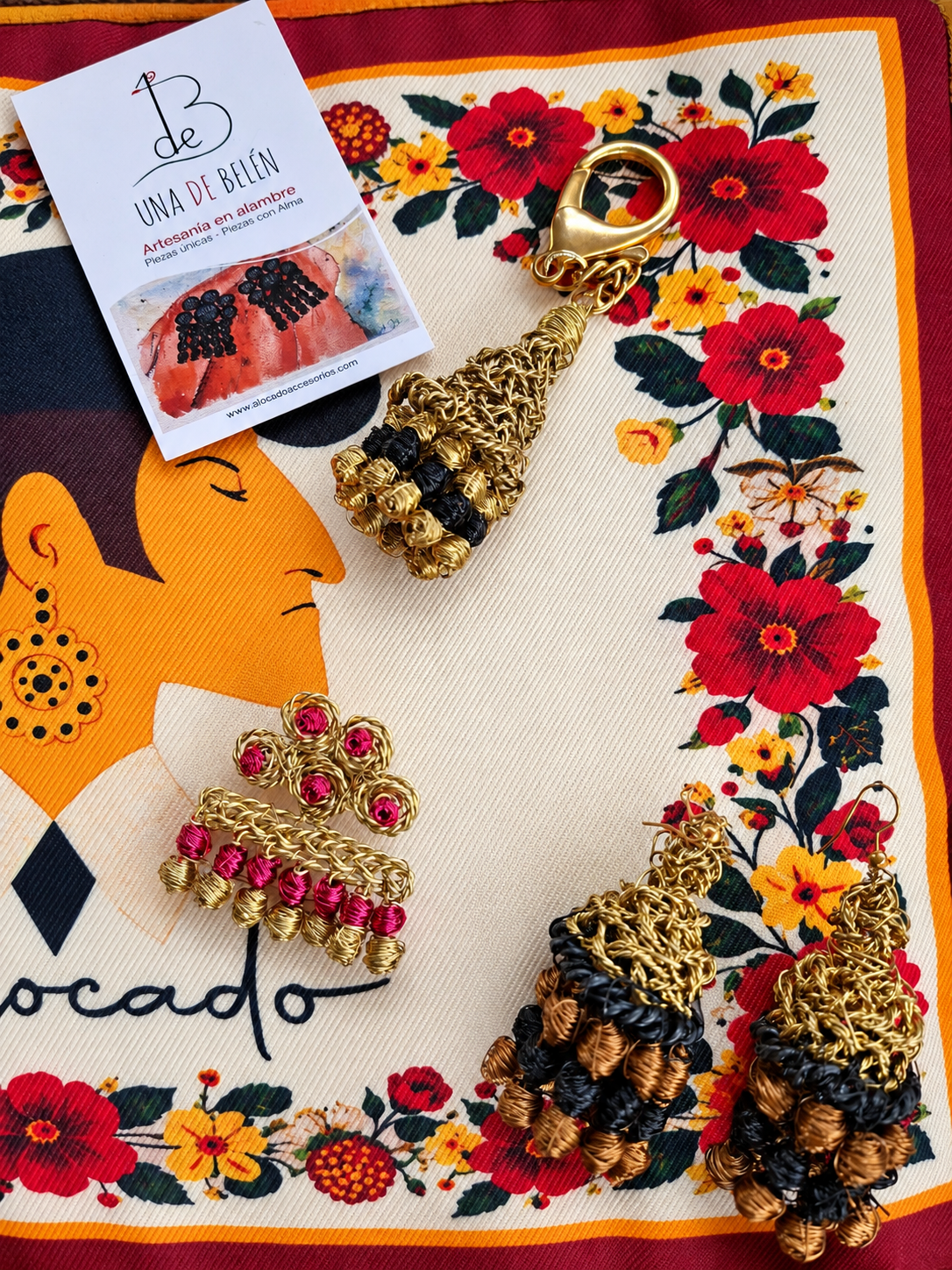 Llavero con mosquetón, broche dorado con cuentas fucsia y pendientes de cono dorado, negro y cobre, Una de Belén