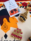 Llavero de alambre dorado y negro con mosquetón y broche dorado con cuentas fucsia, Una de Belén