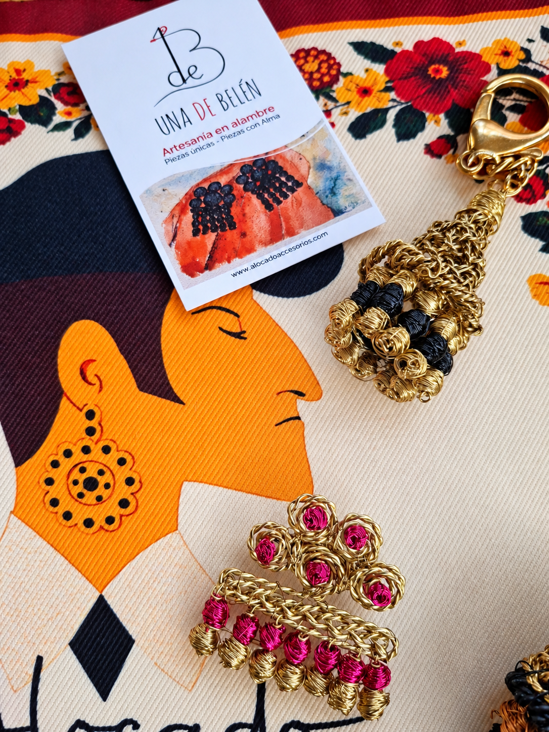 Llavero de alambre dorado y negro con mosquetón y broche dorado con cuentas fucsia, Una de Belén