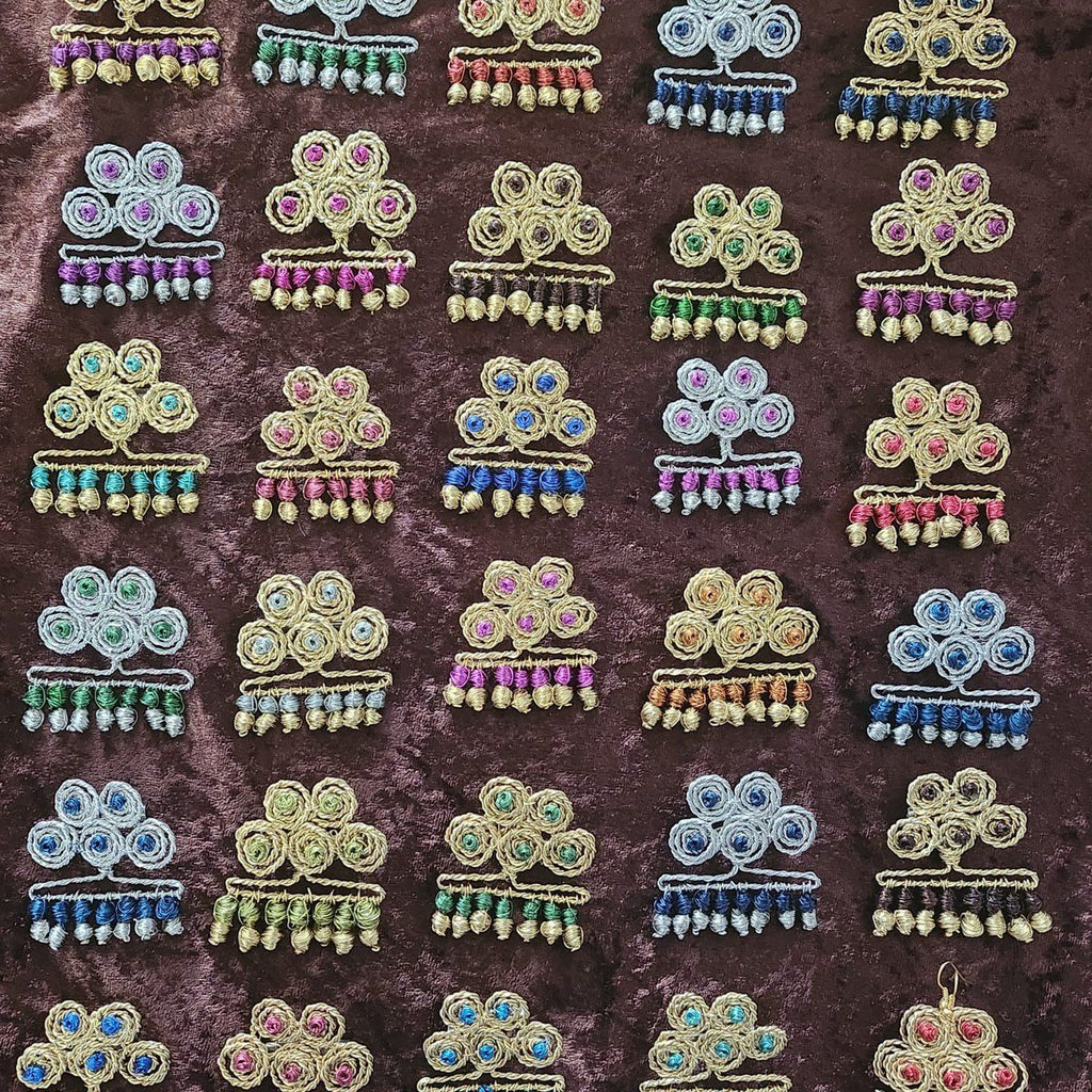Pendientes de alambre Una de Belén en dorado y plata con cuentas de colores, hechos a mano