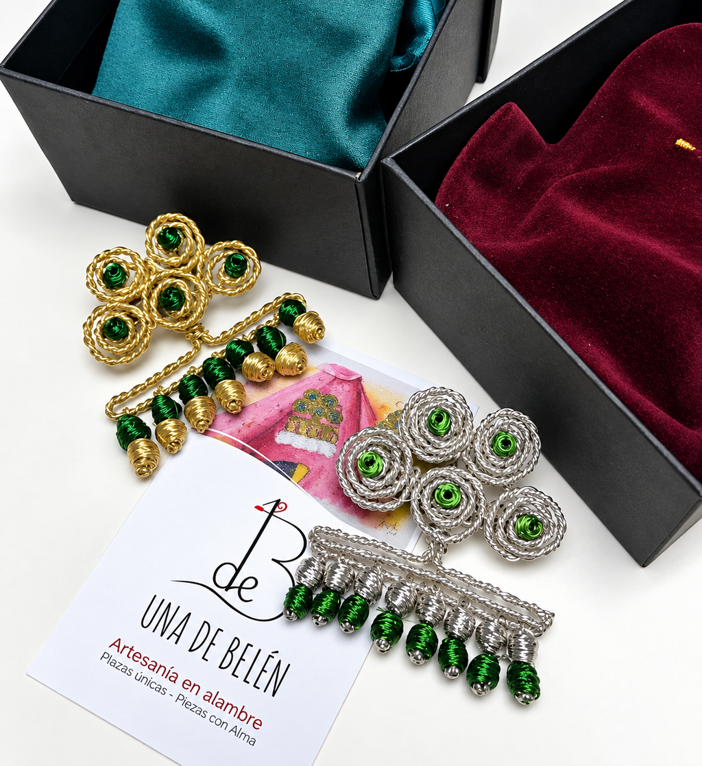 Broches de alambre dorado y plateado con cuentas verdes, Una de Belén